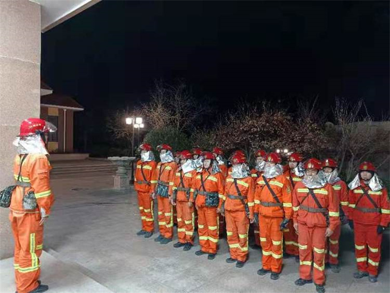 勵練精兵動真格，嶗山區(qū)森林消防專業(yè)隊伍夜間實戰(zhàn)演練