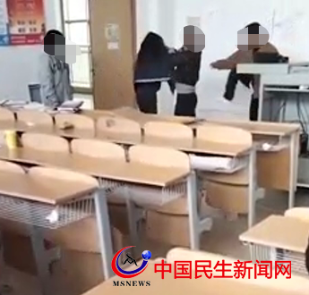 山東現(xiàn)代學(xué)院高校輔導(dǎo)員在教室內(nèi)毆打女生，校方：正在核查中